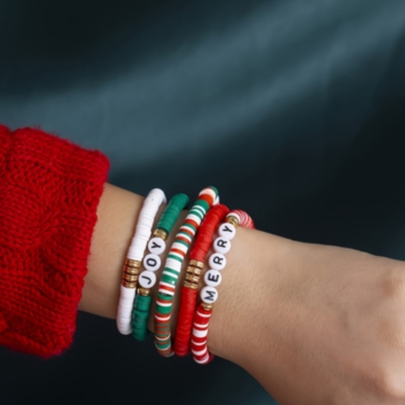 NIP 5 Pack Christmas Bracelets Clay Bead - Picture 3 of 3